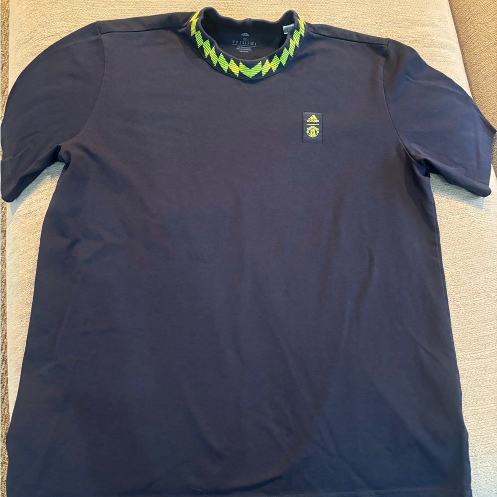 Men's adidas Navy Manchester United Lifestyle T-Shirt. Size Medium. - Picture 2 of 4